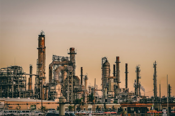 Weitblick auf eine Chemiefabrik