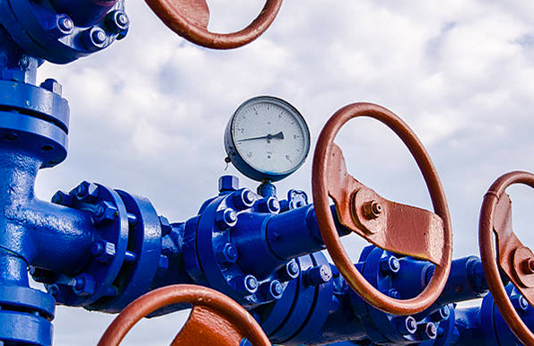 Oil and gas wellhead with valves and manometer